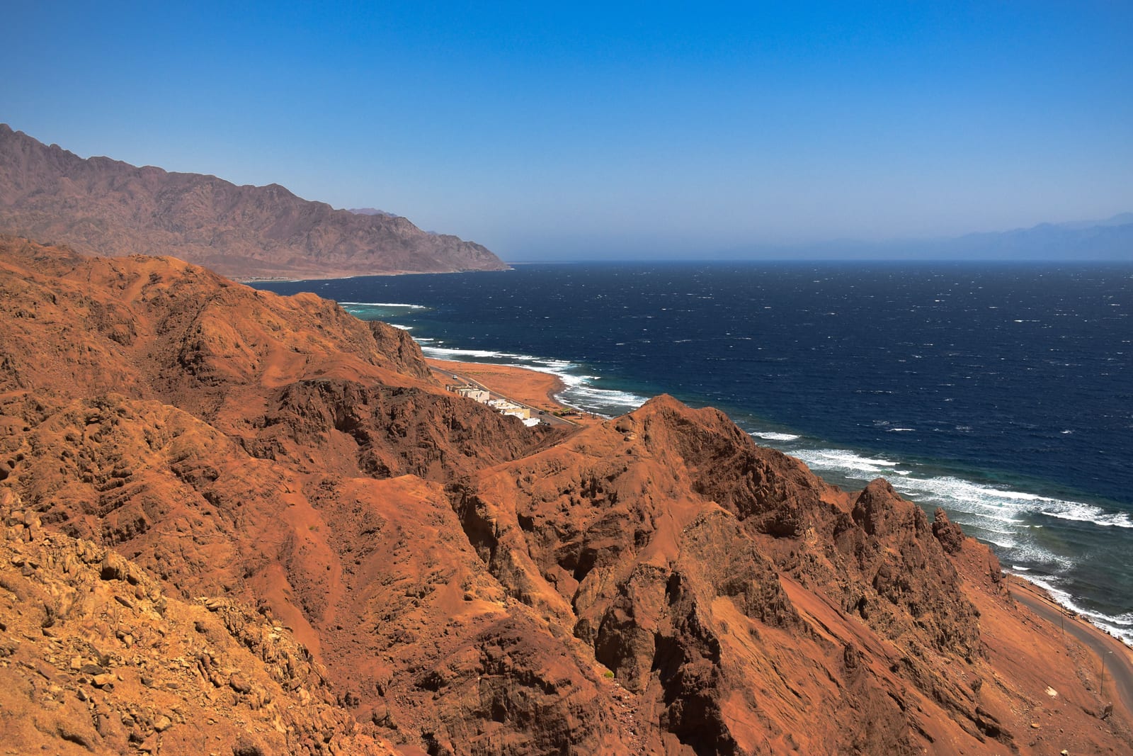 Dahab kıyısında sakin Kızıldeniz, dağlar ve sahil