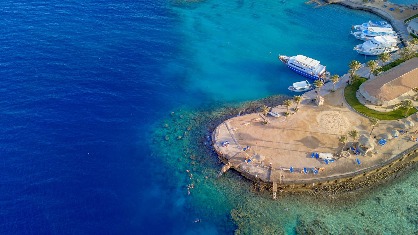 Hurghada kıyısında turkuaz Kızıldeniz ve sahil şeridi