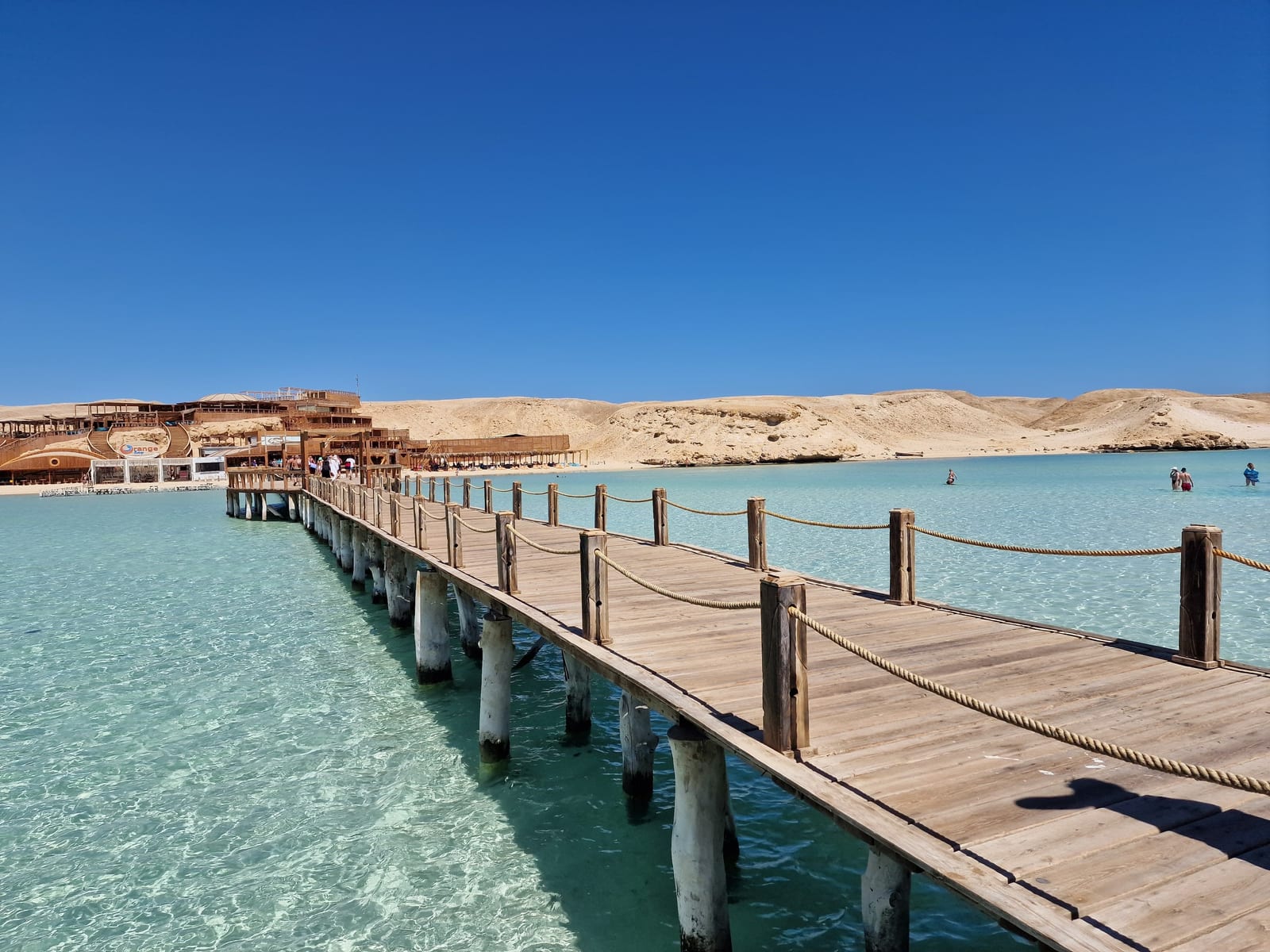 Marsa Alam kıyısında sakin Kızıldeniz ve çöl sahili