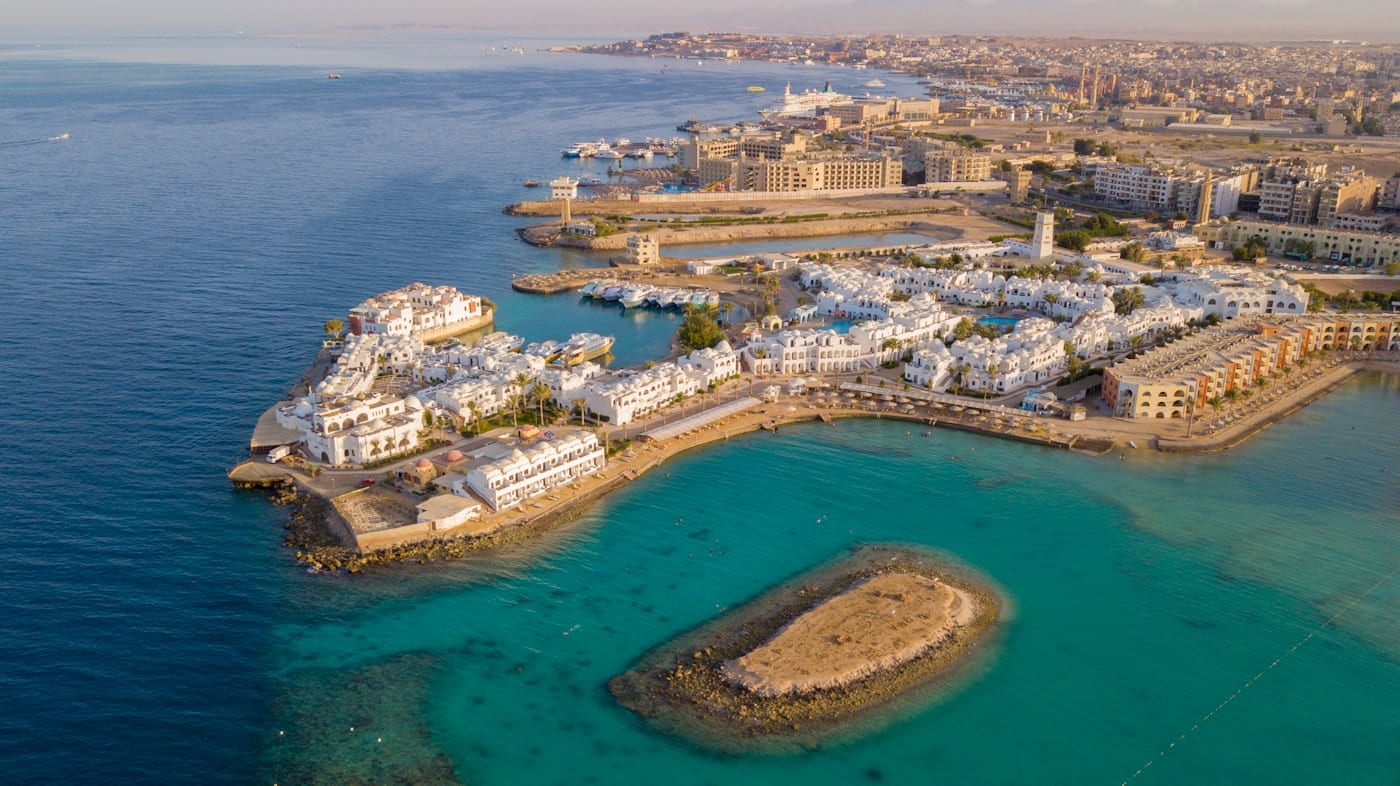 Havadan Hurghada: turkuaz sığ su, beyaz resort yapıları, marina ve kıyıya yakın kumluk
